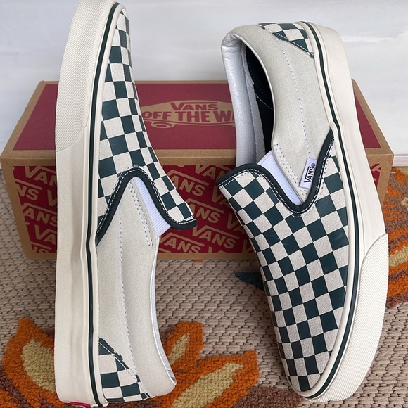 Vans WMNS Classic Slip-On
Checkerboard Green/True White 
VN000BVZBGN
Sneakers - Picture 12 of 16